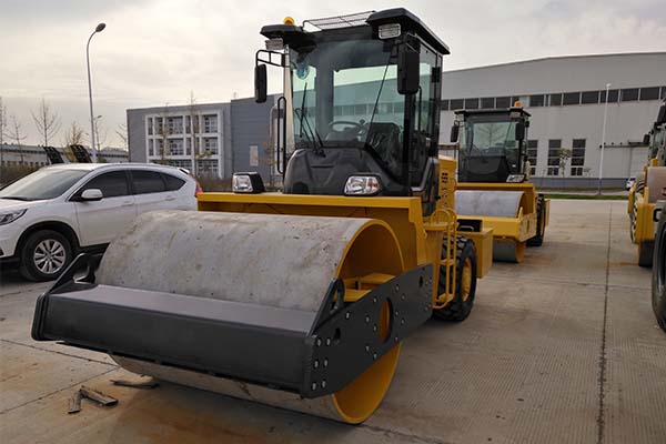 振動<a href='http://m.ikebukuro-takkyu.com' target='_blank'>壓路機</a>